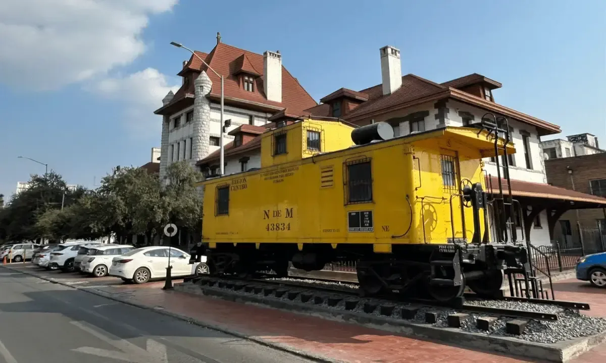 Este museo resalta el impacto cultural e histórico del ferrocarril en la región.