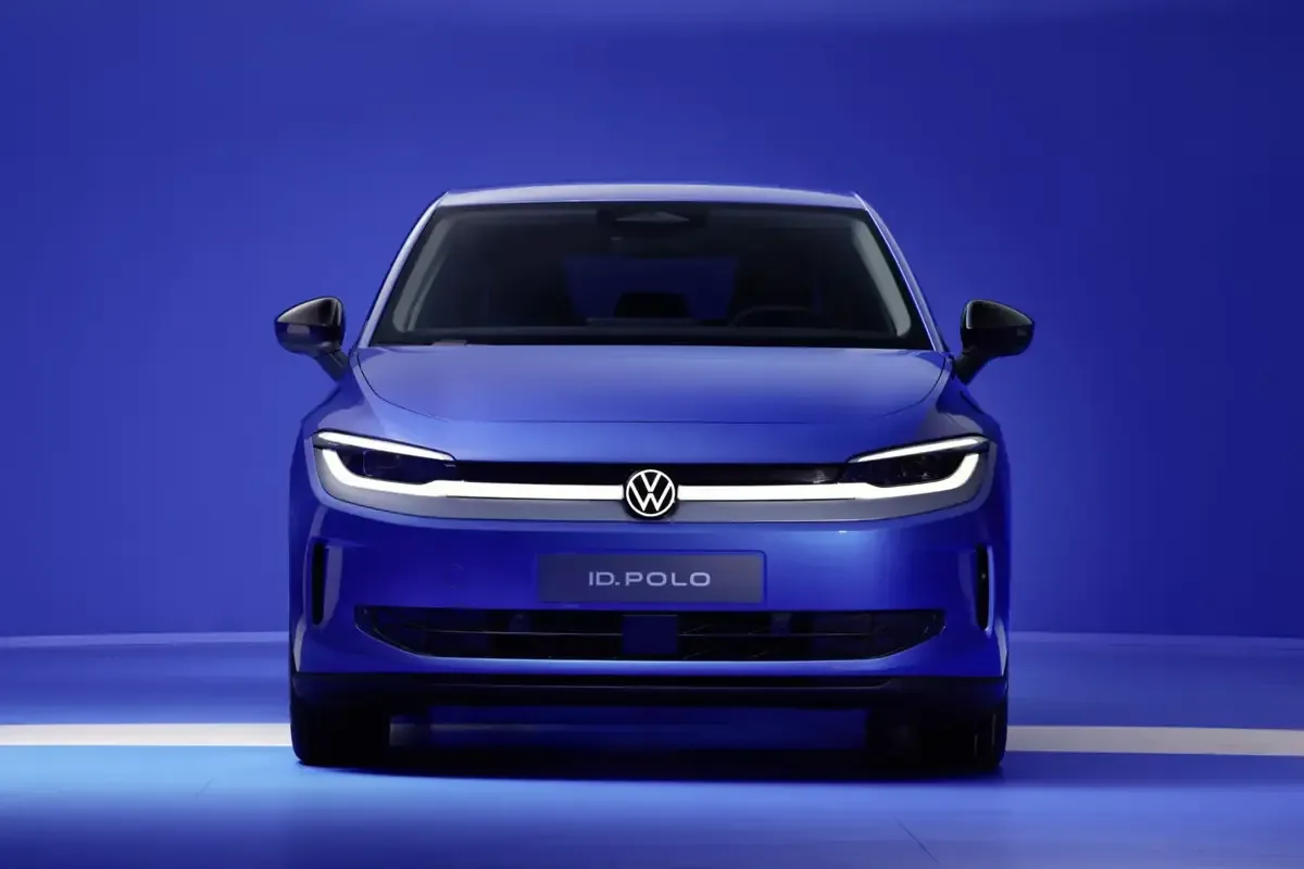 Este nuevo modelo busca competir en el segmento B eléctrico, desafiando a Renault y Stellantis.