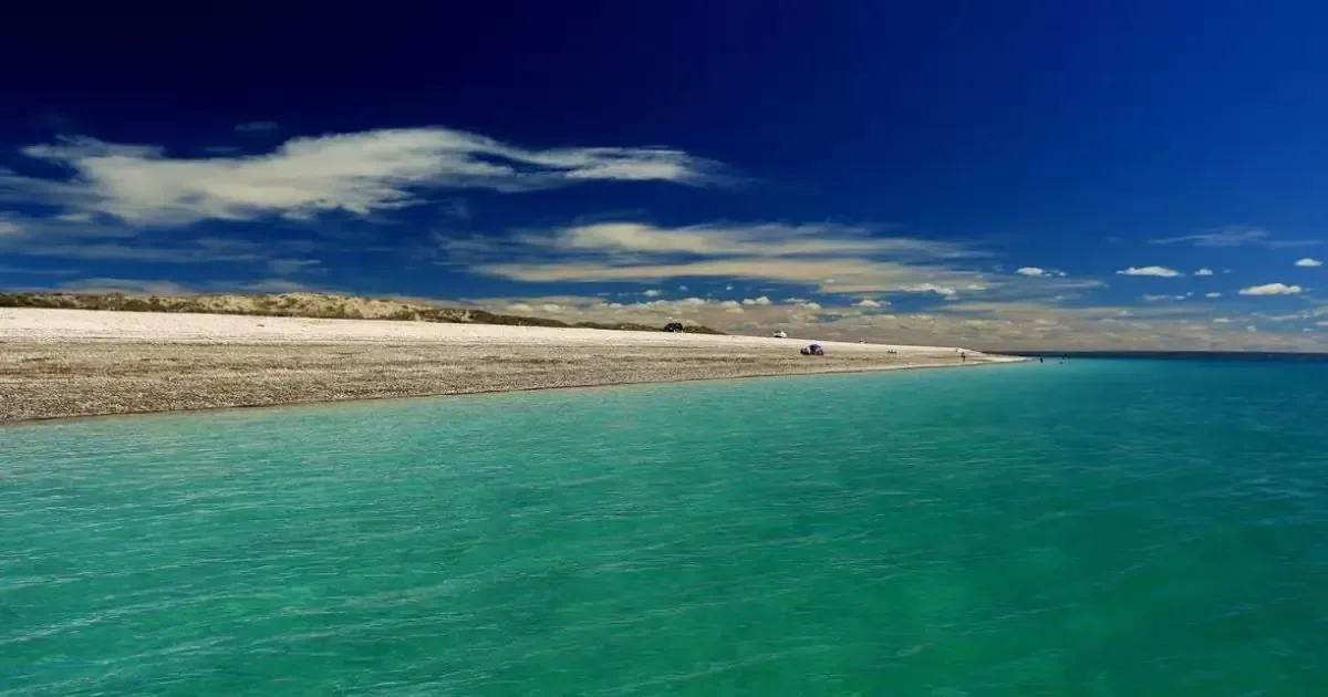 Este paradisíaco destino destaca por sus aguas cristalinas y tranquilidad, ideal para quienes buscan contacto con la naturaleza.
