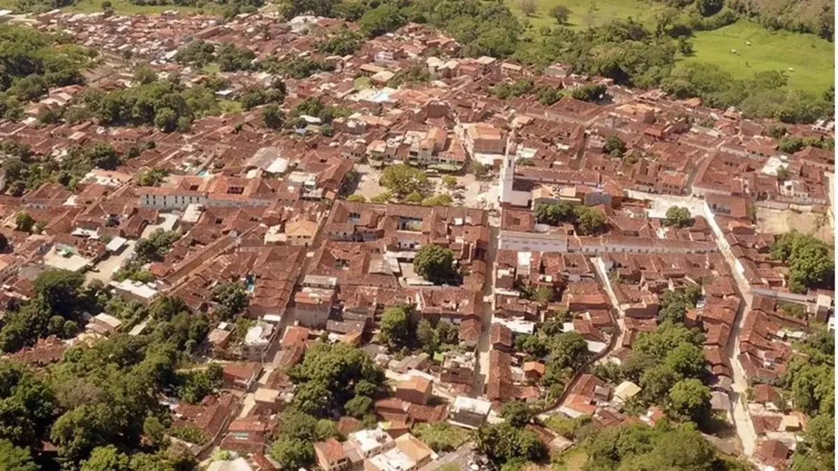 Este pequeño municipio de Antioquia destaca por su producción de frutas y hermosos paisajes, ideal para el descanso y la cultura.