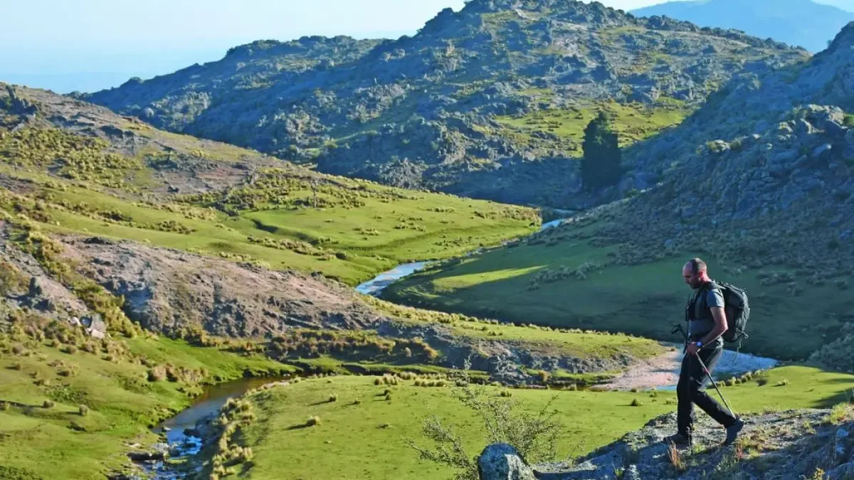 Este pintoresco pueblo destaca por su arquitectura suiza y su entorno natural único.