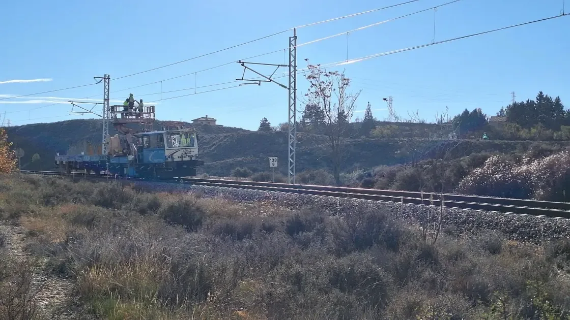 Este proyecto es clave para la electrificación de la línea Teruel-Sagunto, que busca mejorar el transporte ferroviario en la región.