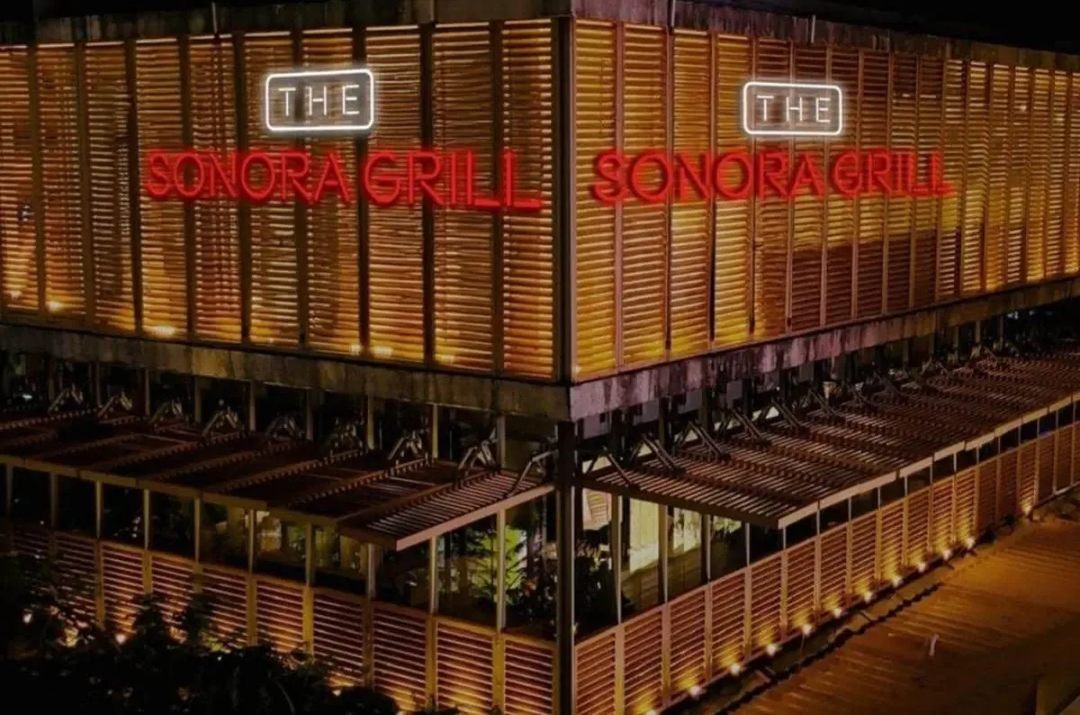 Este restaurante destaca por su propuesta gastronómica y ambiente elegante en la Riviera Maya.