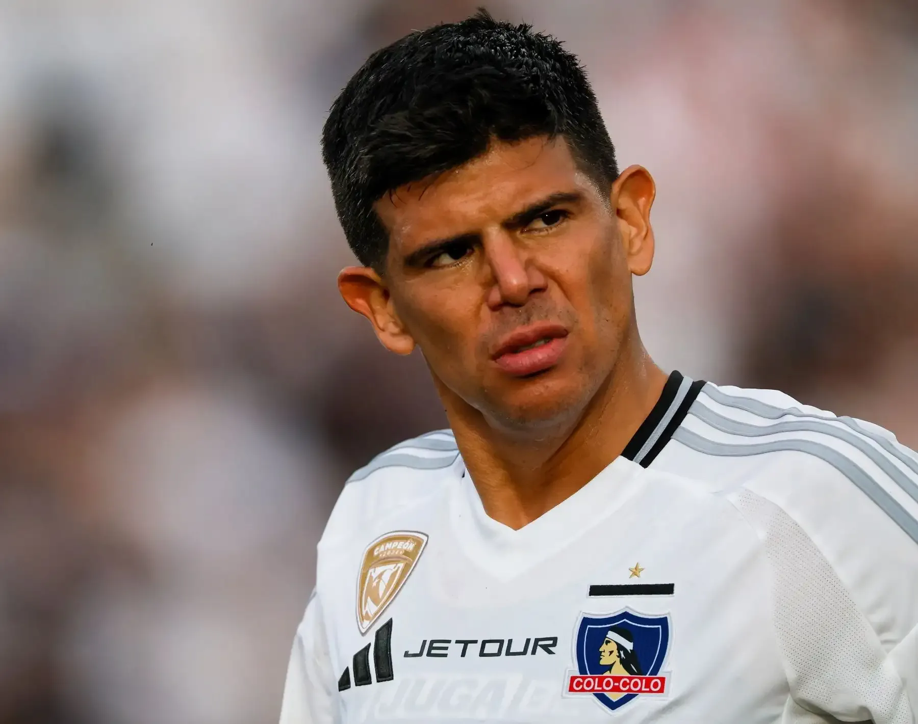 Esteban Pavez, nuevo jugador de Alianza Lima, llega al aeropuerto de Lima.