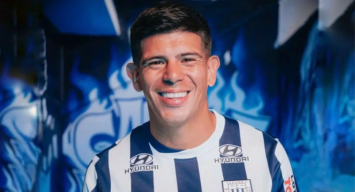 Esteban Pavez, nuevo mediocampista de Alianza Lima, durante su presentación.