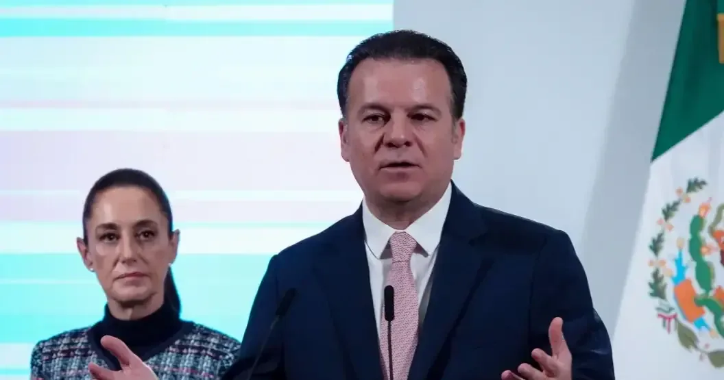 El gobernador de Durango aborda su visa, que está en revisión por posible homonimia, en medio de políticas migratorias más estrictas.