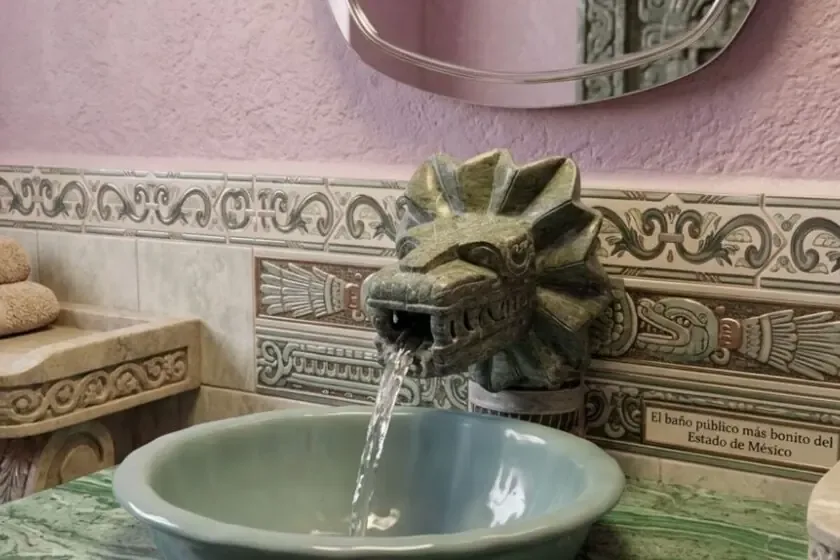 Estos baños públicos atraen la atención por su estética prehispánica única y viral.