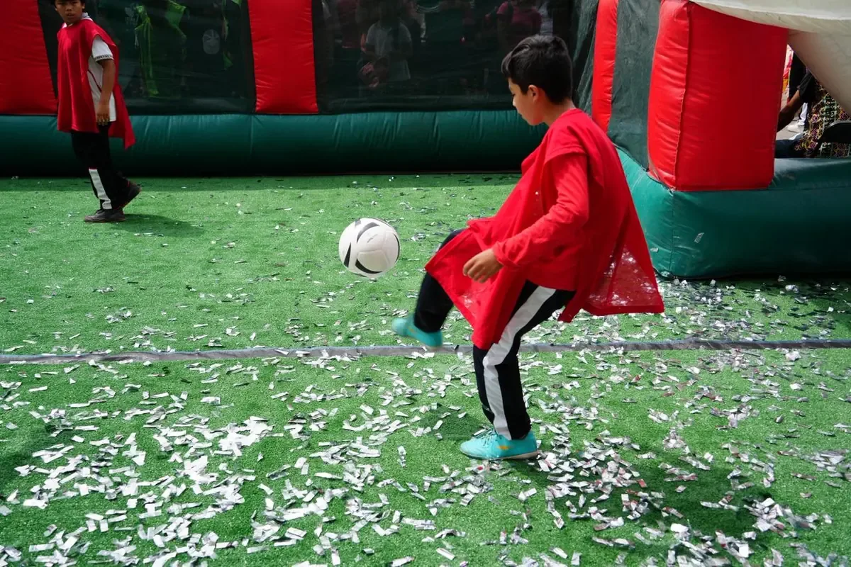 La iniciativa busca reducir la violencia y promover la convivencia pacífica entre niños y adolescentes.