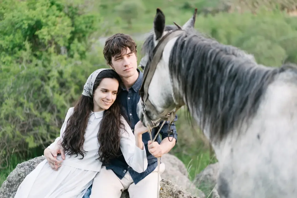 La nueva telenovela aborda la compleja historia de amor entre tres hermanos y una mujer en un rancho.
