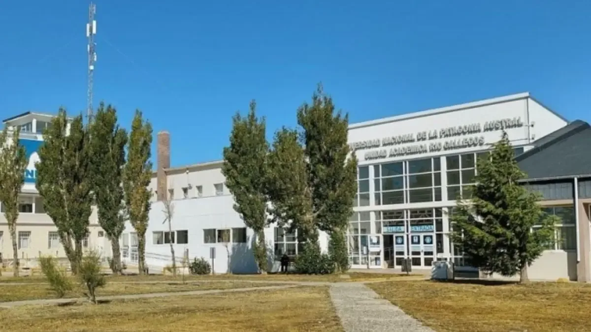 La comunidad educativa de Río Gallegos exige justicia tras el ataque violento.