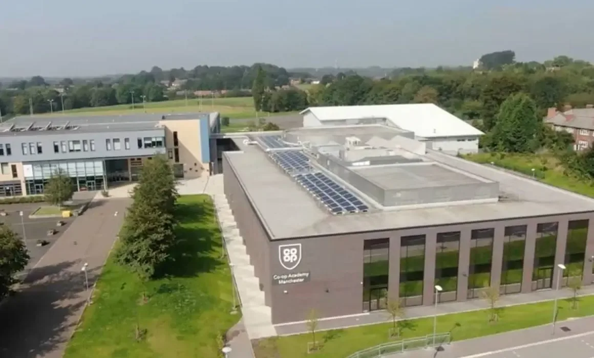 Tres personas resultaron heridas en un ataque en la Academia Co-op.