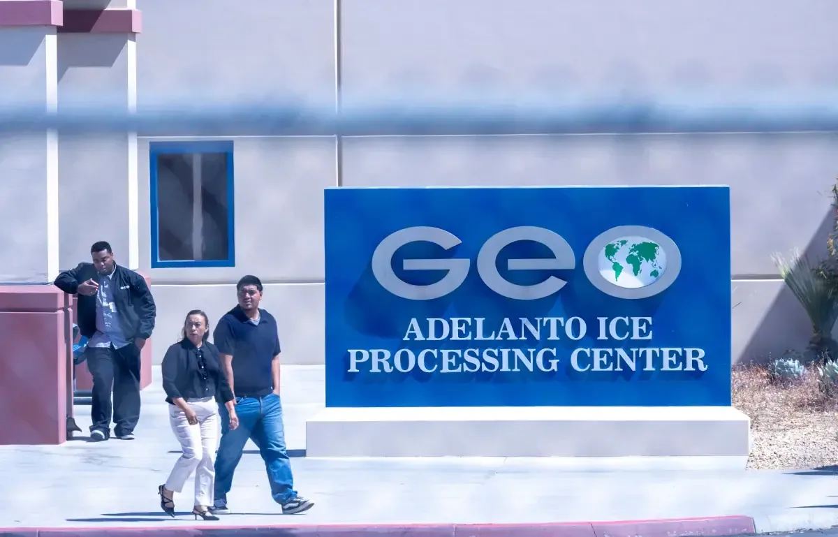 Wilber Urbina García, recién graduado con honores, enfrenta incertidumbre en su estatus migratorio.