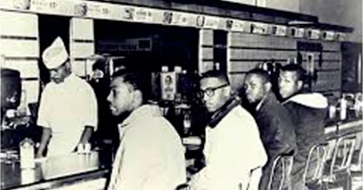 Estudiantes afroamericanos en la cafetería Woolworth’s durante la histórica sentada.