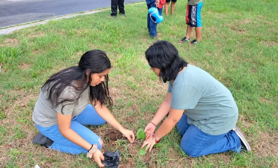 Estudiantes aprenden sobre ecología con el programa Arboriza Cancún en sus escuelas.
