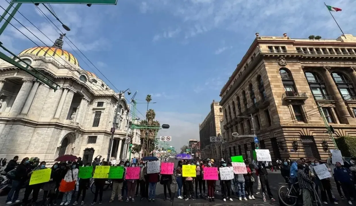 Estudiantes bloquean Eje Central en CDMX por cambio de sede educativa.