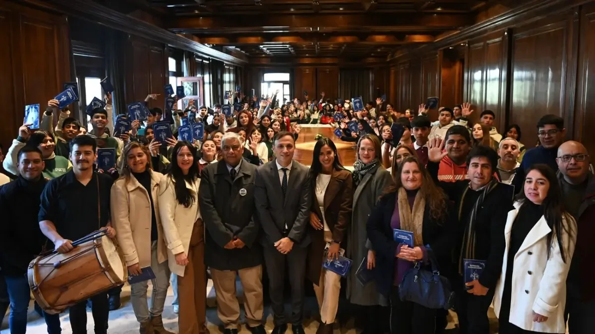 Jóvenes del programa “Conociendo mi provincia” conocieron el funcionamiento del gobierno y sus espacios históricos.