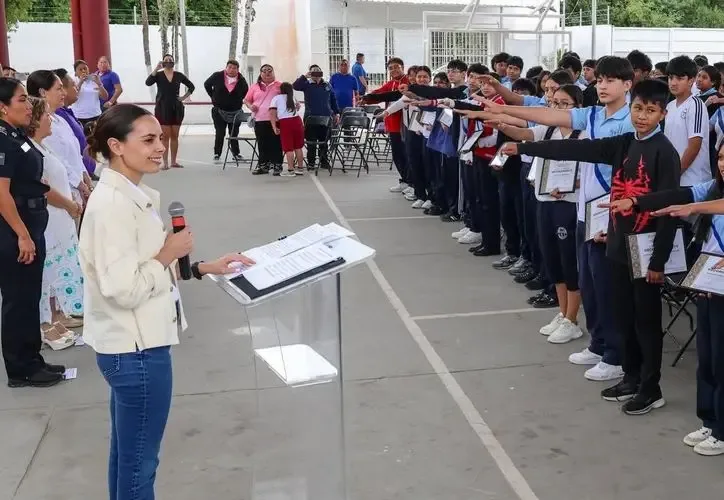 Estudiantes de Cancún asumen la responsabilidad como Guardianes Escolares por la Paz.