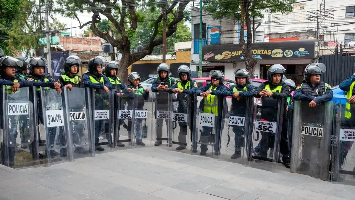 Estudiantes y trabajadores demandan atención gubernamental para mejorar sus condiciones laborales.