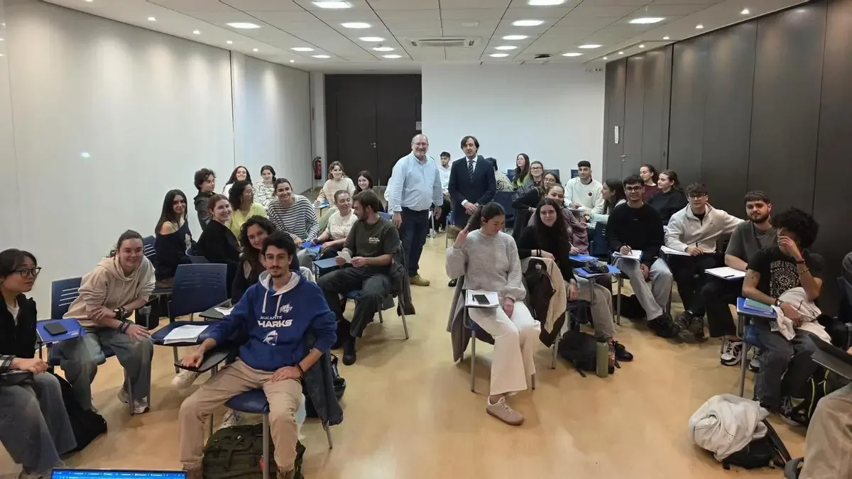 Estudiantes de Ciencias Ambientales y Ciencias del Mar participan en un curso intensivo sobre prácticas ambientales en el puerto.