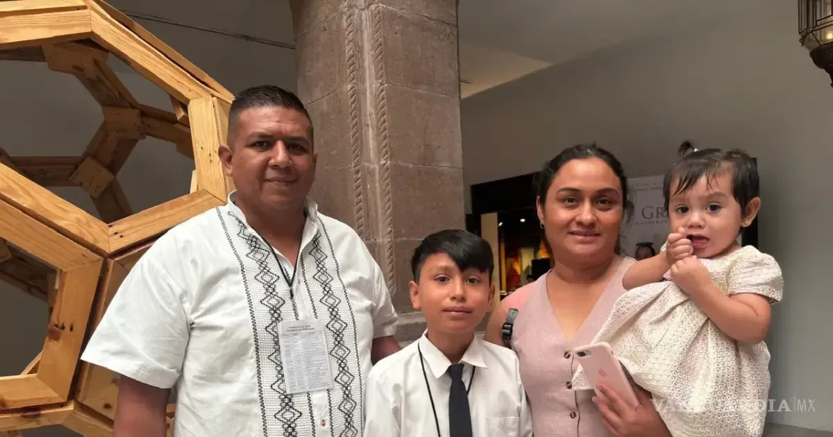 Veintidós estudiantes de primaria fueron reconocidos por su destacada participación en una competencia estatal de conocimientos.