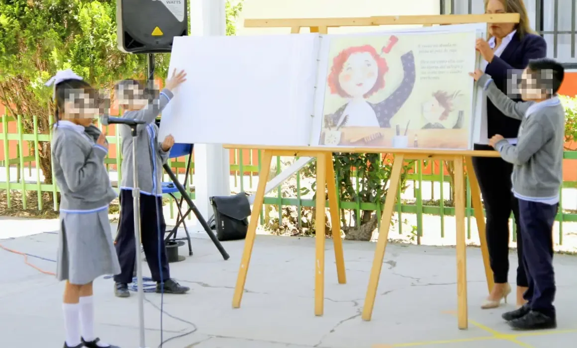 Estudiantes de educación básica participando en el concurso de narración del IHE.