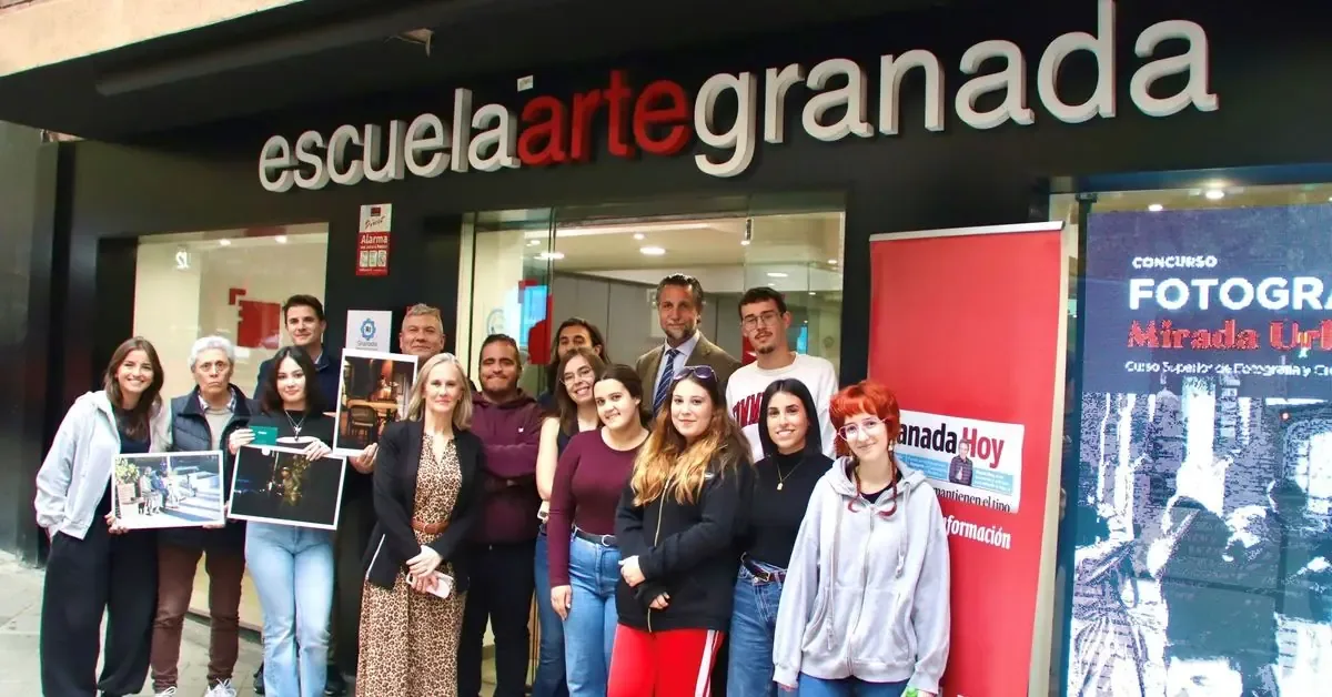 Estudiantes de fotografía presentan obras que reflejan la vida urbana de Granada.
