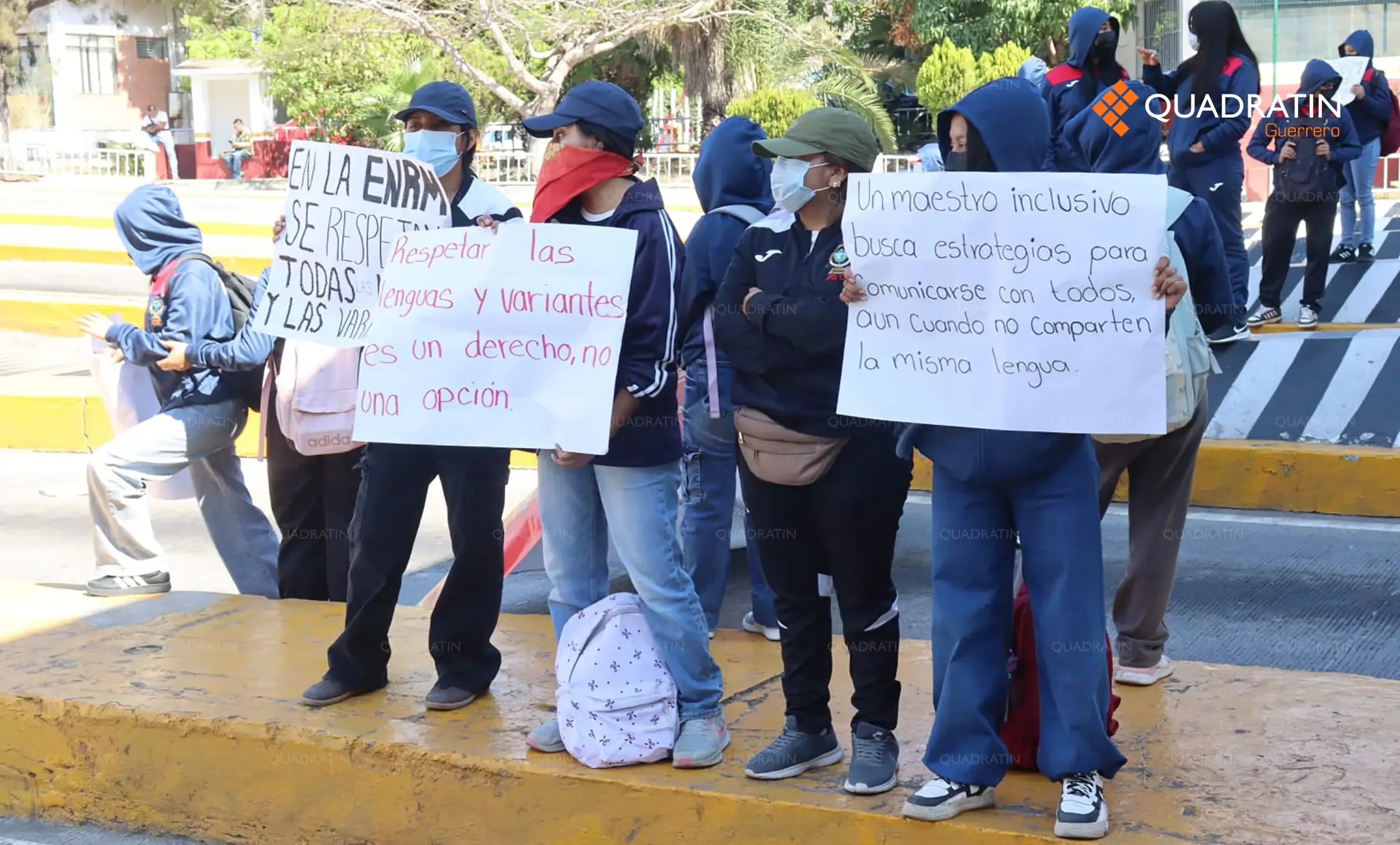 Estudiantes de la ENRM durante la protesta en la Autopista del Sol.