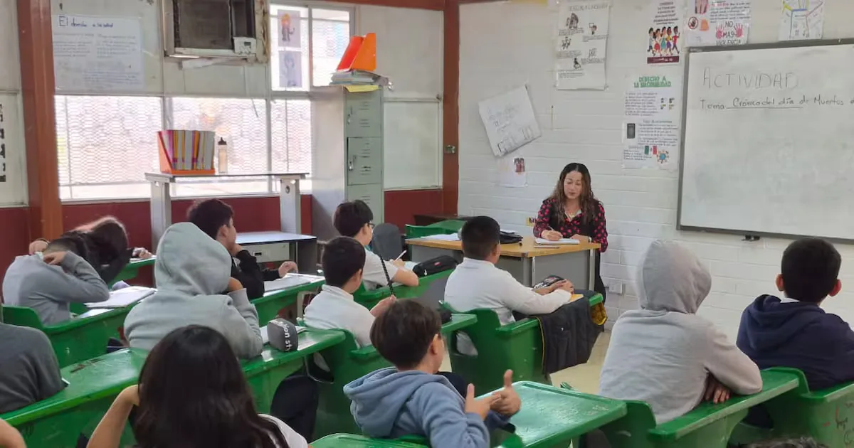 Estudiantes de la Secundaria Técnica 6 regresan a aulas tras un mes sin clases.