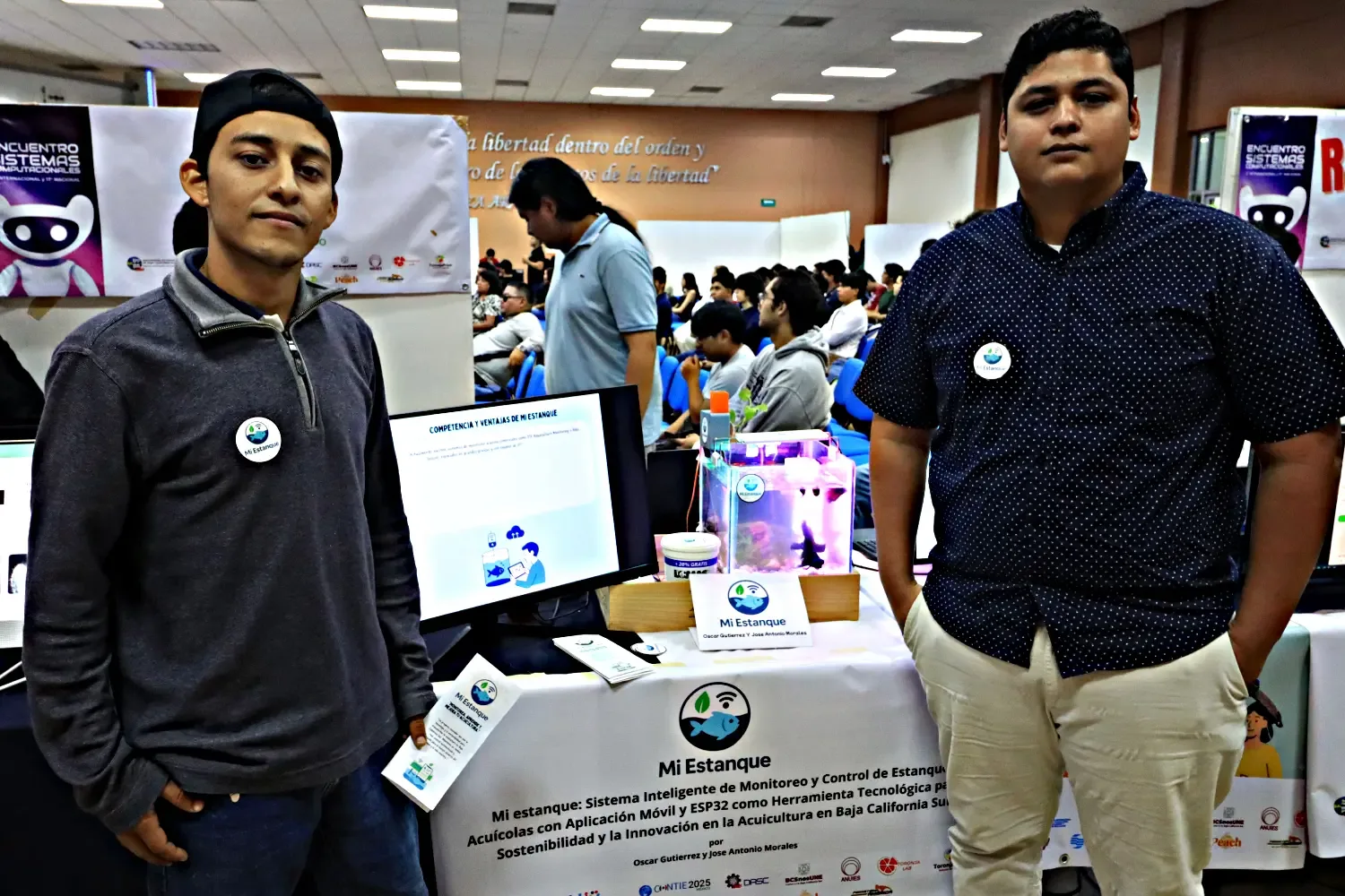 Estudiantes de la UABCS trabajando en el sistema "Mi Estanque" para acuicultura.