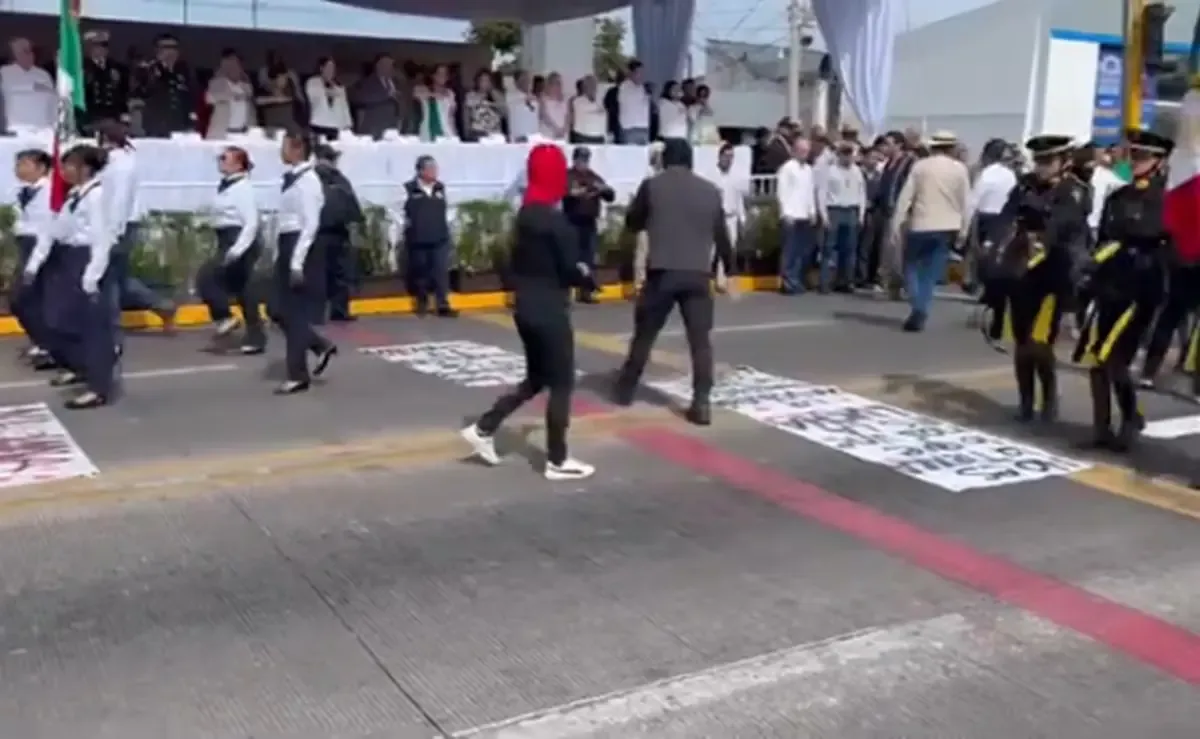Estudiantes de la UAEM demandaron justicia por compañeros caídos durante un desfile en Cuautla.
