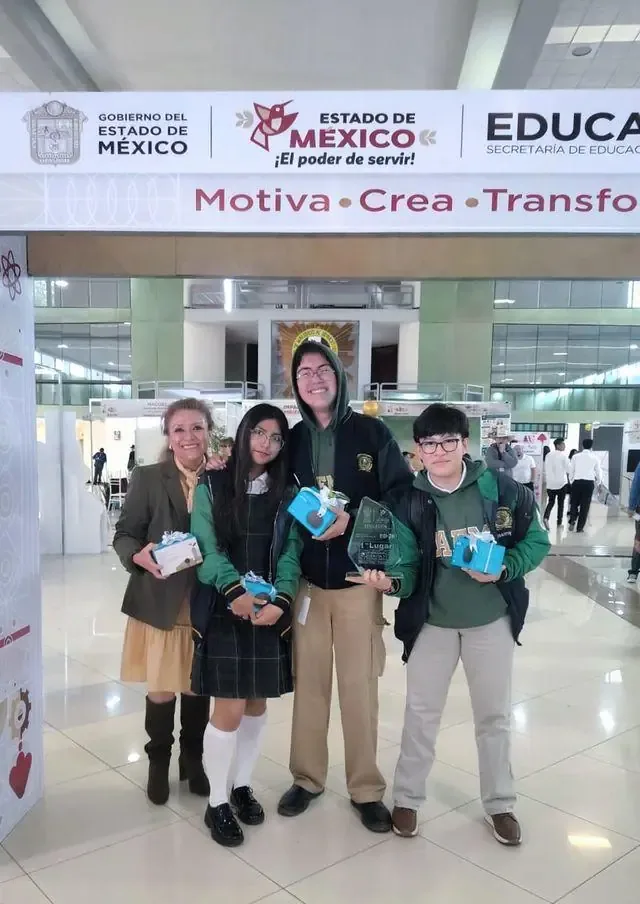 Un equipo de estudiantes de preparatoria crea una app para orientar vocacionalmente a sus compañeros, destacándose en el certamen.