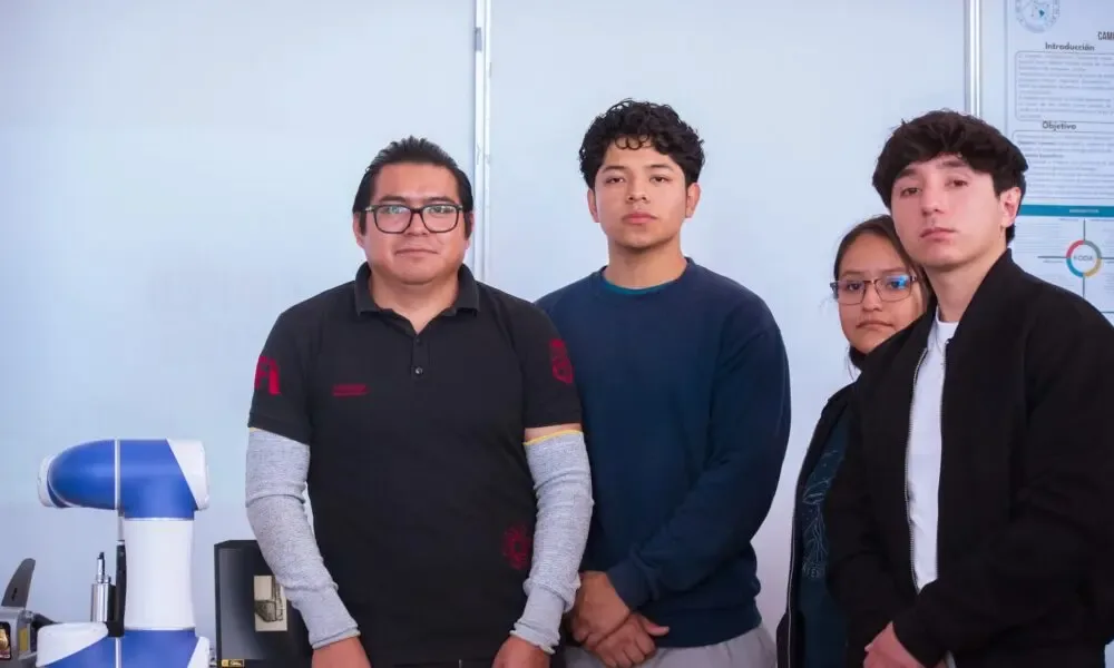 Estudiantes de la UAQ presentan su celda robótica de manufactura innovadora.