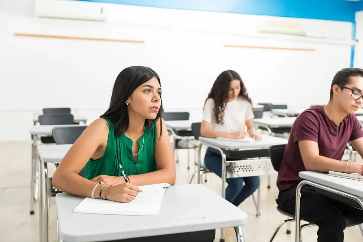 La capacitación de jóvenes en habilidades prácticas se vuelve esencial ante el nuevo panorama laboral.