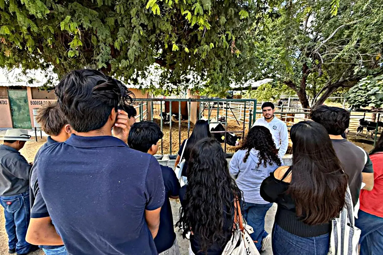 Estudiantes de preparatoria en visita guiada por la Posta Zootécnica de UABCS.