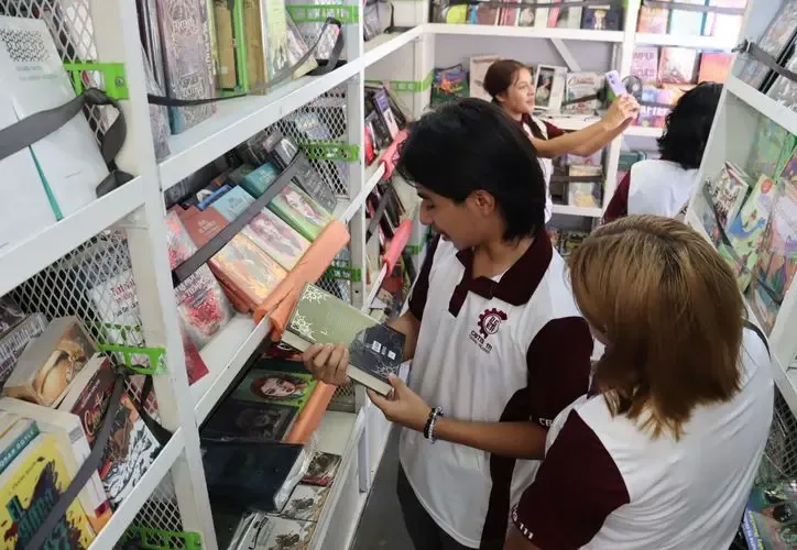 Estudiantes de secundaria en Cancún participan en círculos de lectura.
