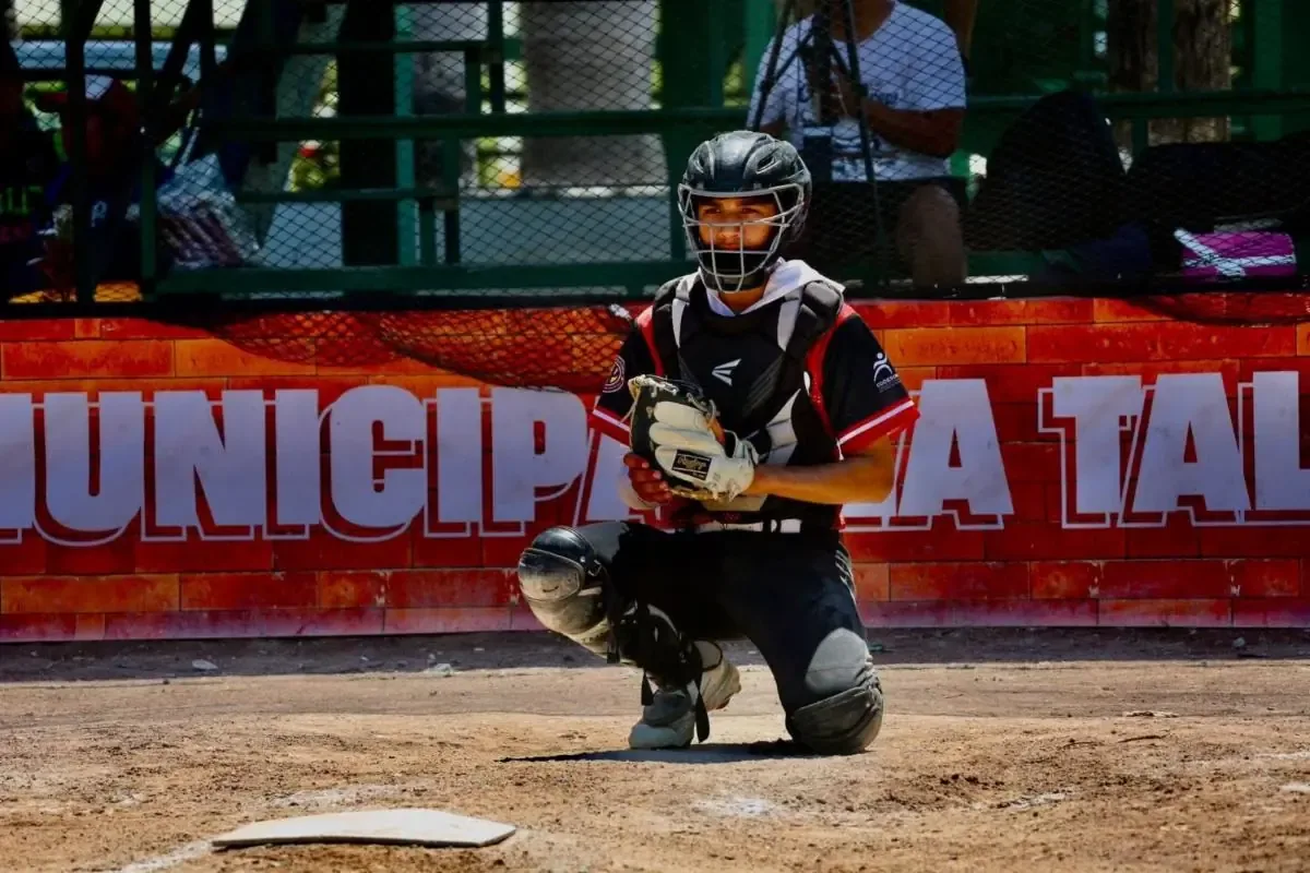 Luis Arturo Barragán Luján y Jesús Francisco Espinoza Vega destacan en el Tercer Campeonato Nacional de Softbol.