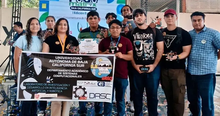 Estudiantes de UABCS en competencia de Robomatrix mostrando sus premios.