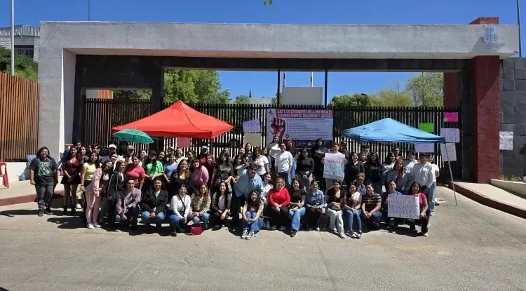 La comunidad universitaria exige la destitución de docentes acusados de abuso y falta de empatía.