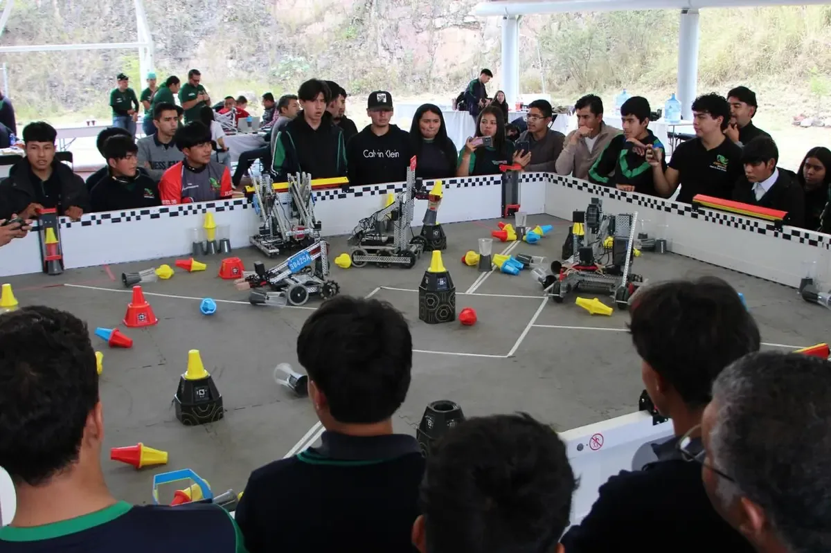 Alumnos del Cecytem participan en el Noveno Torneo Estatal de Robótica VEX-STEM en Morelia.
