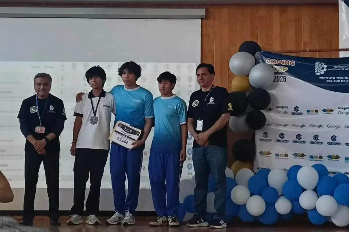 Tres jóvenes del Cobaem destacan en competencia nacional de programación, mostrando su talento y habilidades.