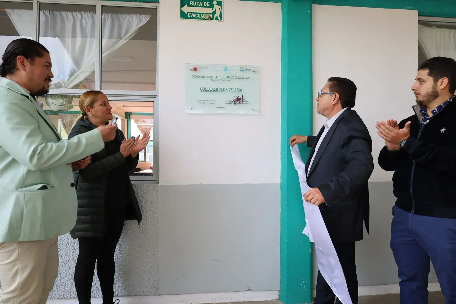Estudiantes del Cobaez durante la inauguración de nuevas instalaciones en Cuauhtémoc.