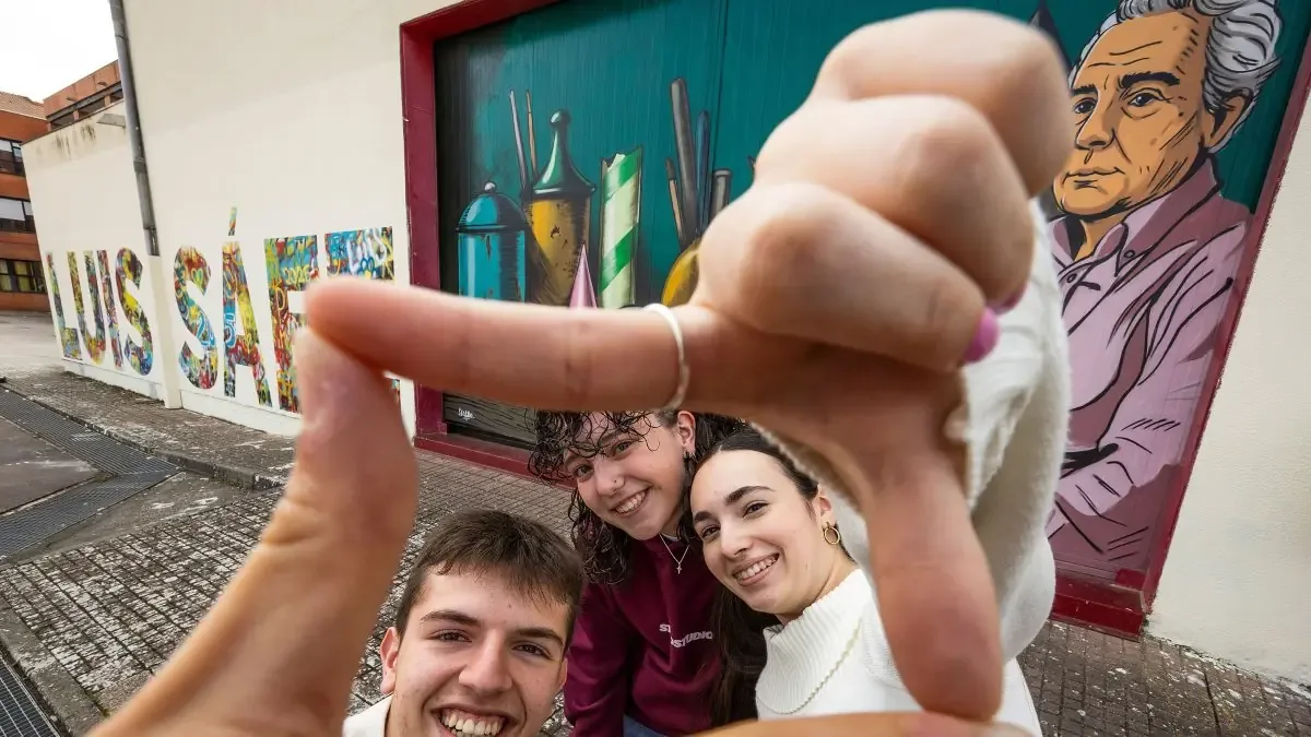 Estudiantes del Instituto Pintor Luis Sáez ganan concurso con un creativo video sobre conceptos económicos.