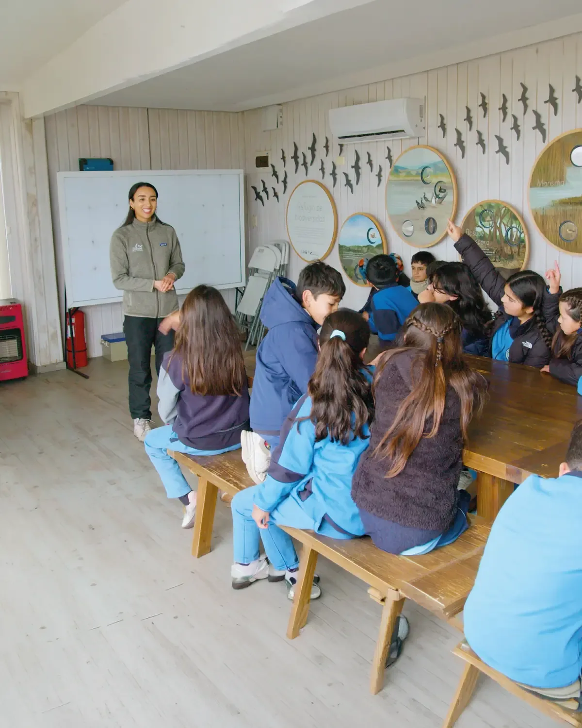 Estudiantes aprenden sobre la relación entre humanos y ecosistemas a través de la exploración de humedales.
