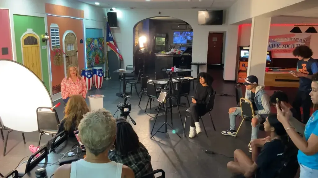 Estudiantes documentan vivencias de la comunidad puertorriqueña en Reading para preservar su legado cultural.