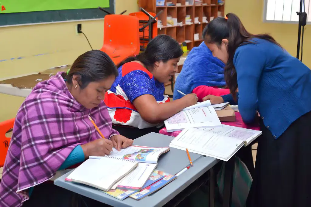 Estudiantes en aula de clases en Querétaro, evidenciando el contexto educativo.