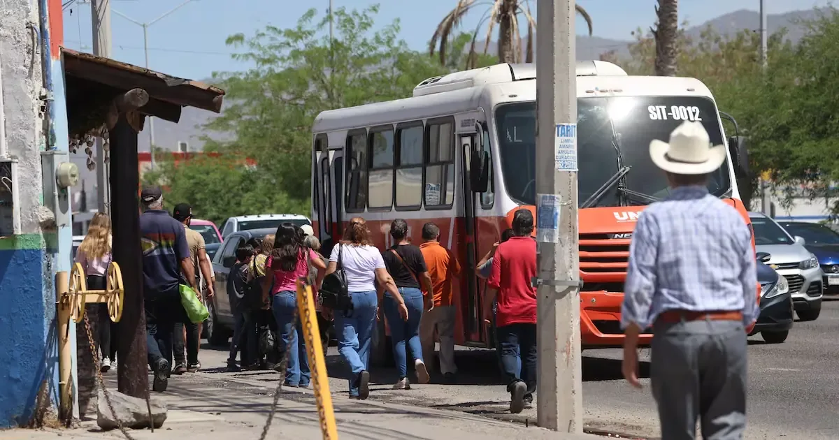 Los estudiantes que regresan a clases en Hermosillo deben planear sus viajes con antelación debido a la alta demanda de transporte público.