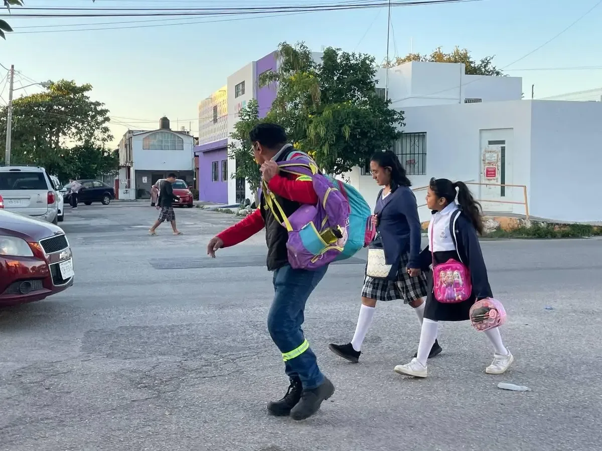 Estudiantes en Yucatán bajo nuevas medidas de horario escolar por frío.