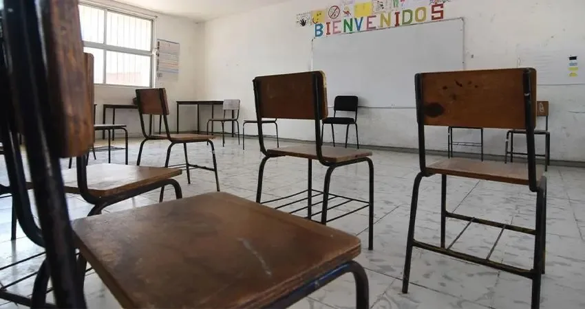 Estudiantes esperan para validar su preinscripción en Baja California Sur.