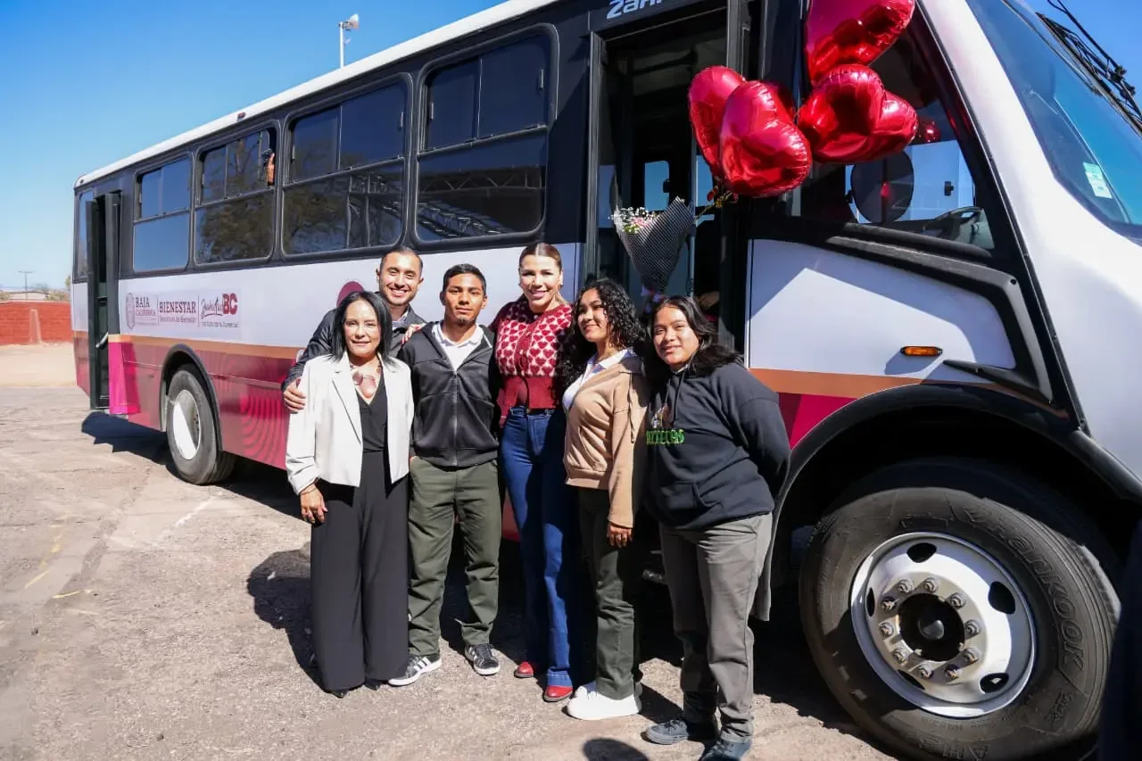Estudiantes esperando el transporte Comunder en Baja California.