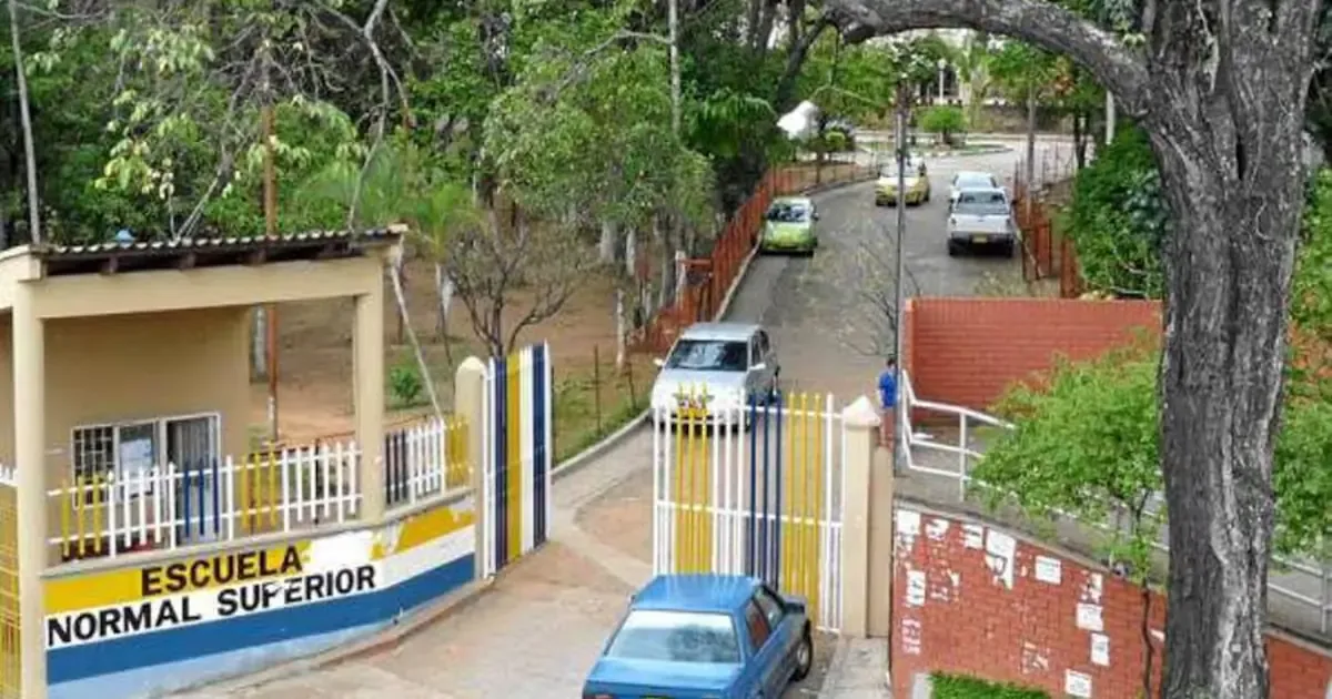 Estudiantes exigen la recuperación de tiempos de almuerzo y espacios lúdicos tras drásticos recortes escolares.